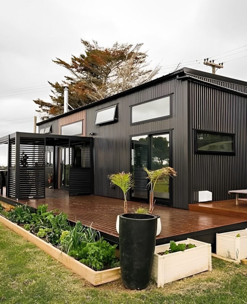 Luxury 40ft prefab container house with easy-folding sandwich panels.